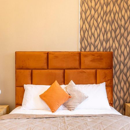 Exclusive Downtown Quentin Residence By Prestige Homes Budapest Exteriör bild