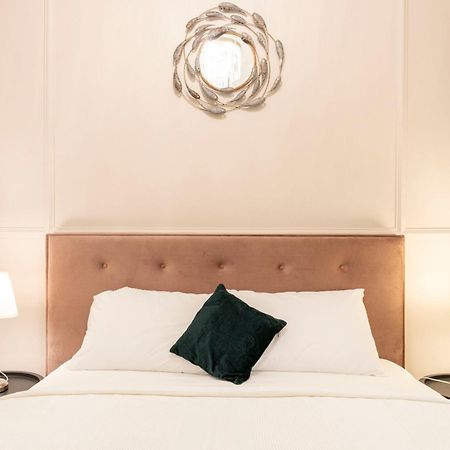 Exclusive Downtown Quentin Residence By Prestige Homes Budapest Exteriör bild