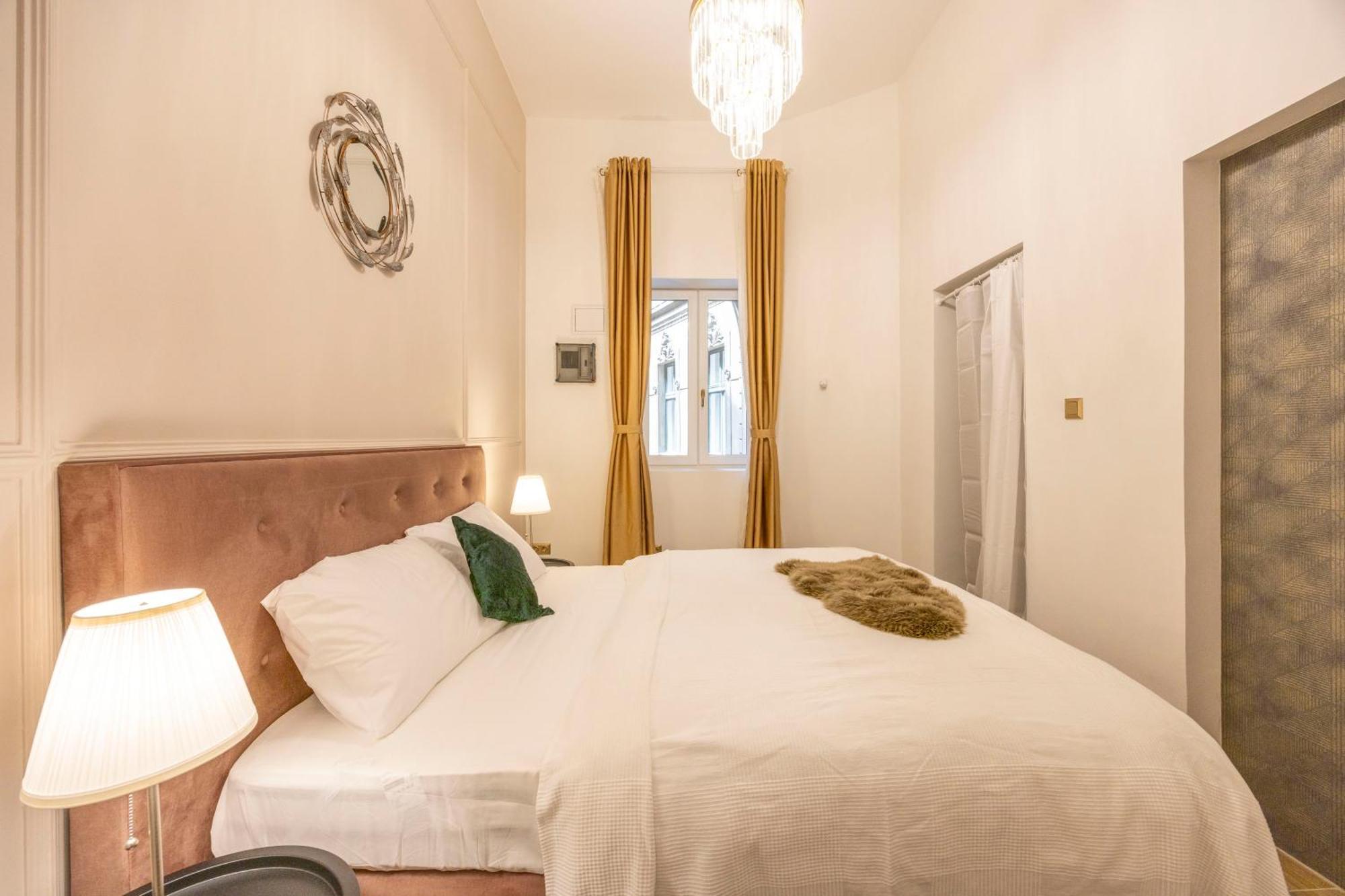 Exclusive Downtown Quentin Residence By Prestige Homes Budapest Exteriör bild