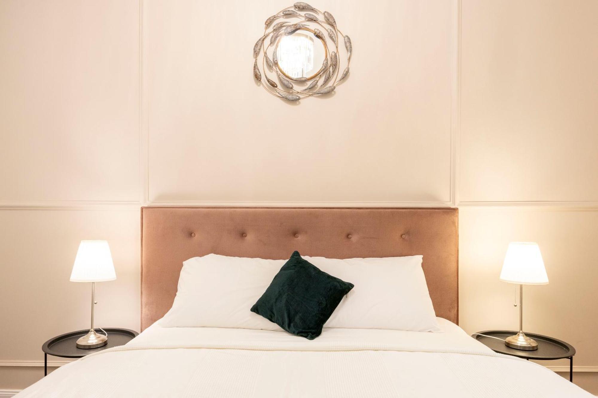 Exclusive Downtown Quentin Residence By Prestige Homes Budapest Exteriör bild