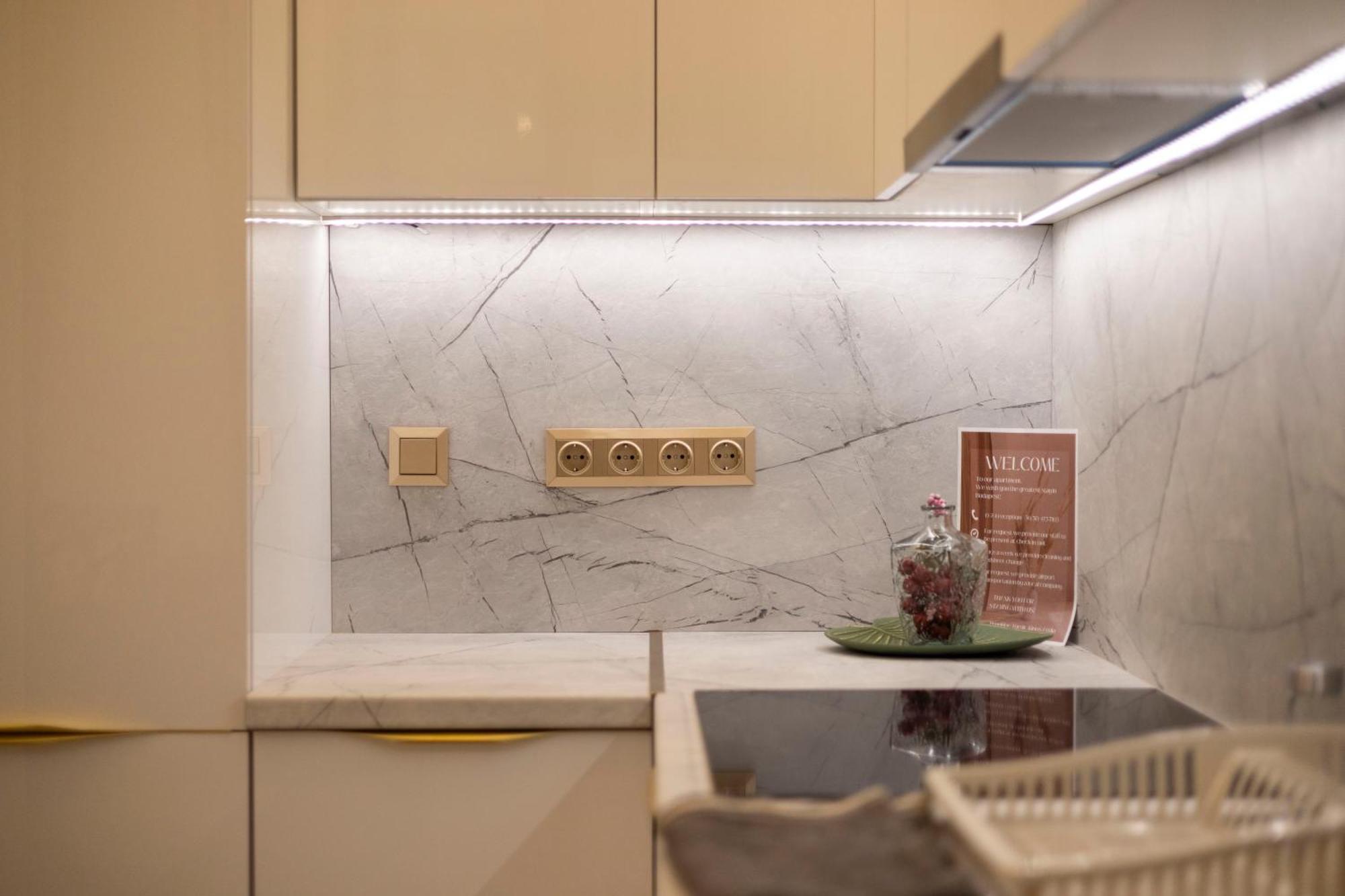 Exclusive Downtown Quentin Residence By Prestige Homes Budapest Exteriör bild